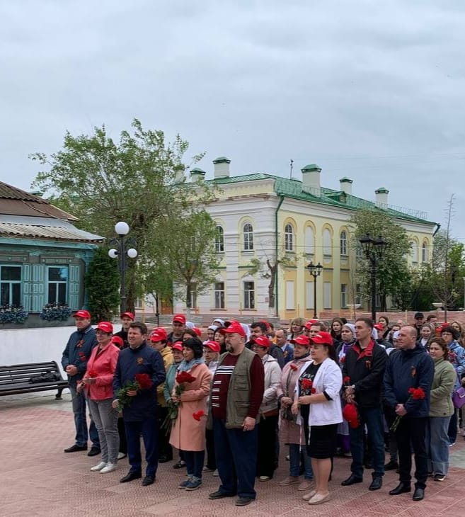 8 мая возложили цветы к памятному знаку "Спасибо, донор! "